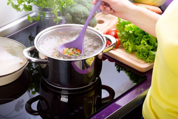 Пробуйте еду в процессе приготовления. / Фото: md.sputniknews.ru