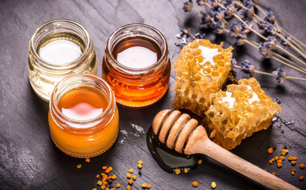 Насамперед, звертайте увагу на аромат, консистенцію, смак та зовнішній вигляд. Фото: static.tildacdn.com. В первую очередь, обращайте внимание на аромат, консистенцию, вкус и внешний вид. Фото: static.tildacdn.com.