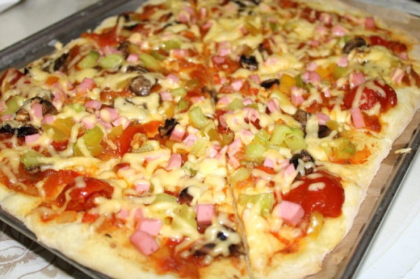 Пицца может размякнуть от количества начинки. / Фото: ovkuse.ru