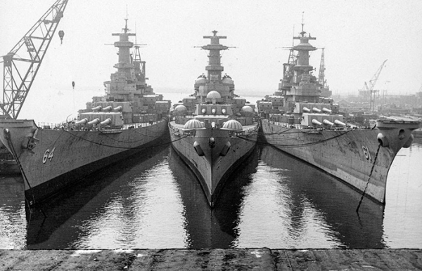 На що здатний головний калібр лінкорів “Айова”