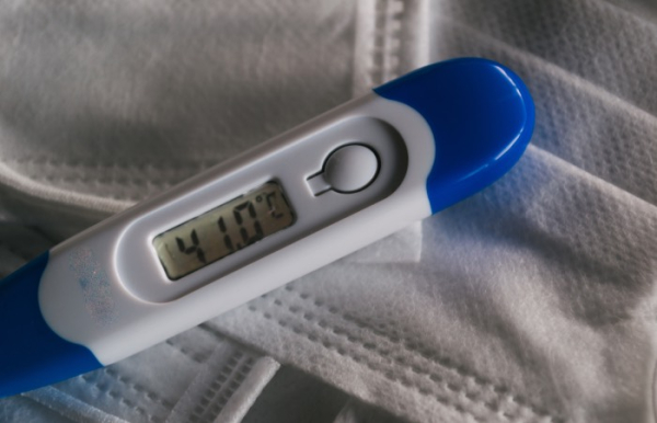 Нам все еще привычнее измерять температуру подмышкой. / Фото: www.freepik.com.