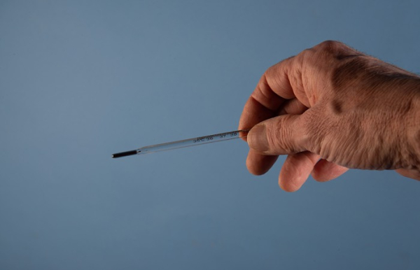 Раньше все измеряли температуру во рту. / Фото: www.freepik.com.