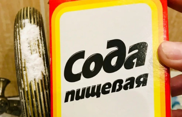Сода поможет отмыть сантехнику.
