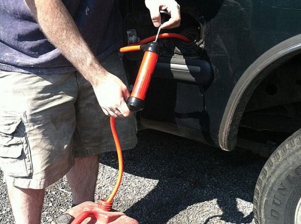 Старый бензин лучше слить и использовать новый. Фото: 4kolesa.by