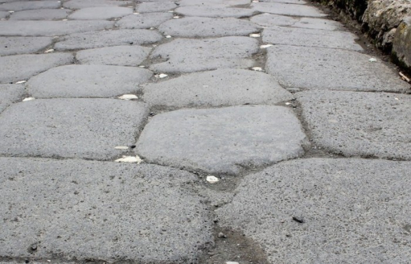 Навіщо древні римляни вкладали в дороги дрібні білі камінці.