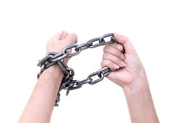 Що змушує людину носити невидимі ланцюги? Про психологічне коріння залежностей