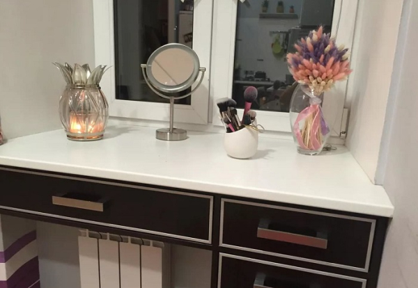 Под подоконником можно сделать несколько ящиков. / Фото: yourroom.ru