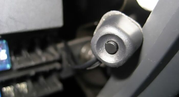 Кнопка Valet позволит отключить сигнализацию без брелока. Фото: s.mediasalt.ru