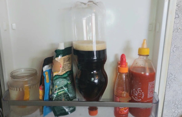 Бутылку стоит перевернуть.