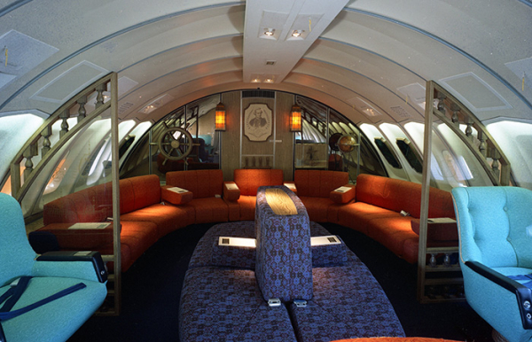 Маленький салон под крышей Boeing 747./ Фото: airlineratings.com