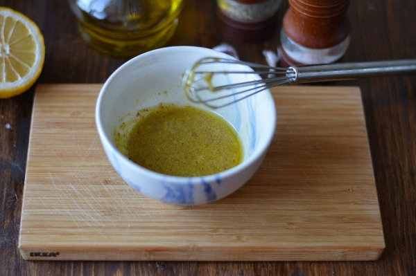 Смешивайте ингредиенты венчиком. / Фото: foodmood.ru