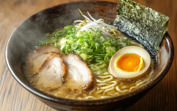 Рамен с мясом и зеленью. / Фото: recipes.clever.studio