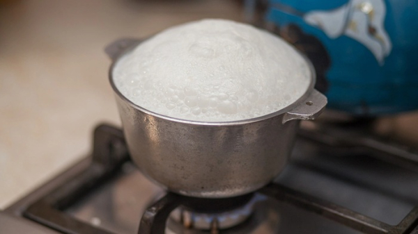 Борден знайшов спосіб, як нагрівати та обробляти молоко, щоб воно зберігалося довше. /Фото: food.ndtv.com Борден нашёл способ, как нагревать и обрабатывать молоко, чтобы оно хранилось дольше. /Фото: food.ndtv.com