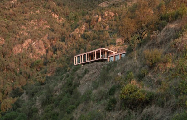 Дом на склоне горы с видом на долину реки Терсера в регионе Каламучита.  Фото: arquitecturaviva.com.