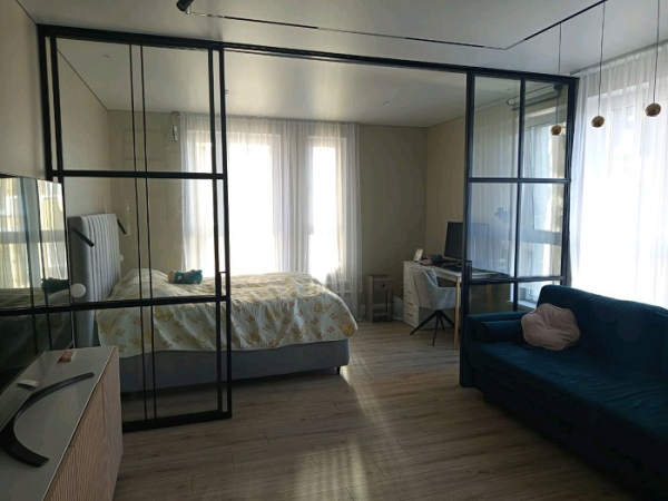 Стеклянная раздвижная перегородка. / Фото: livemaster.ru