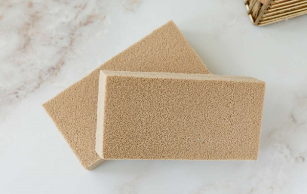 Некоторые столешницы также не рекомендуется мыть меламиновыми губками.  Фото: thespruce.com.