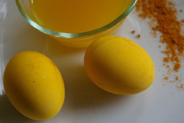 Яйца получаются насыщенного желтого цвета. / Фото: mirtesen.ru