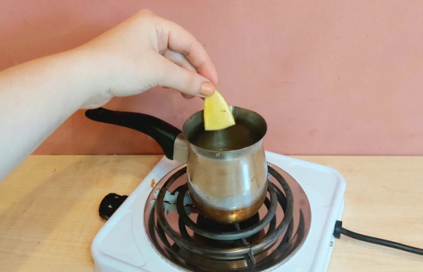 Лимон избавит турку от нагара.