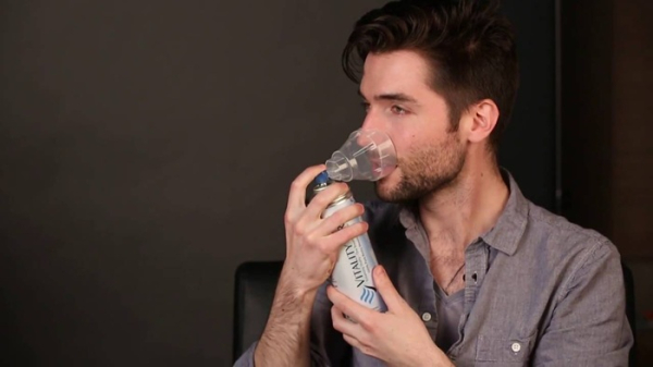 Воздух расфасовывают в баллончики и бутылки, а потом успешно продают в ряде стран. /Фото: youtube.com