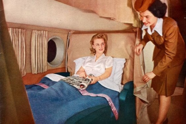 Поспати в ліжку та отримати сніданок у ліжко – типове обслуговування у літаках середини ХХ століття. /Фото: blog.stafftraveler.com Поспать в кровати и получить завтрак в постель - типичное обслуживание в самолётах середины ХХ века. /Фото: blog.stafftraveler.com