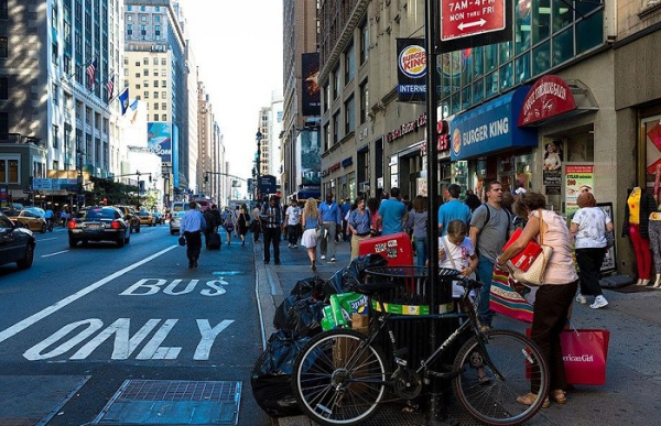 А людей в городе много. / Фото:istockphoto.com