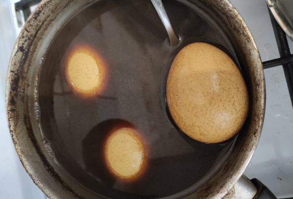 Держите яйца в кофе подольше, чтобы цвет получился насыщенным. / Фото: irecommend.ru