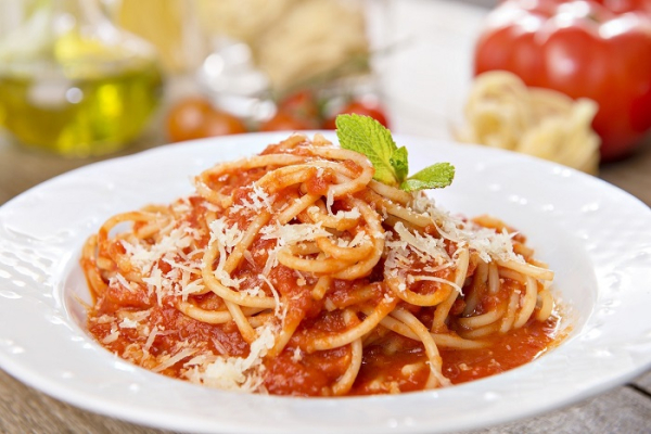 Макароны в томатном соусе. / Фото: frontend.vh.yandex.ru
