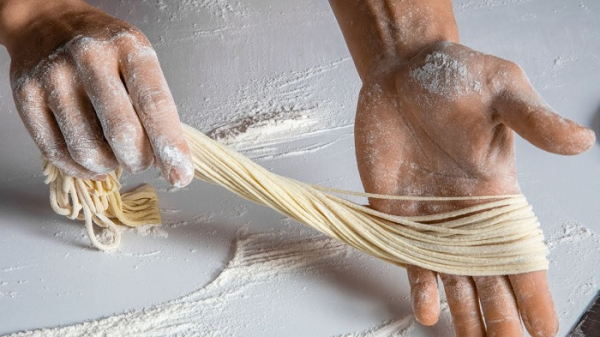 Длинная китайская лапша. / Фото: studiomyka.ru