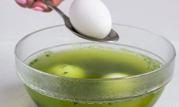 Шпинат окрасит яйца в зеленый оттенок. / Фото: povar.ru
