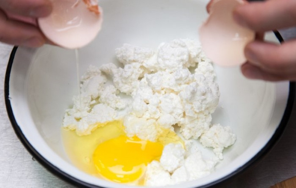 Добавьте в творог яйцо. / Фото: lady.mail.ru