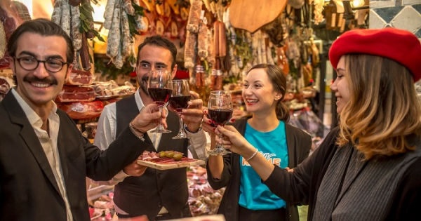 Итальянцы пьют вино, чтобы оттенить вкус блюд. / Фото: getyourguide.ru