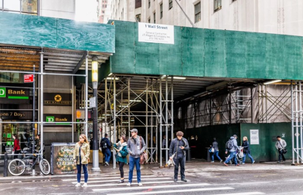 Чому будівлі в Нью-Йорку постійно закриті будівельними риштуваннями.