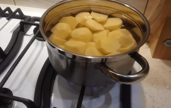 Картофель залили холодной водой. / Фото: fb.ru
