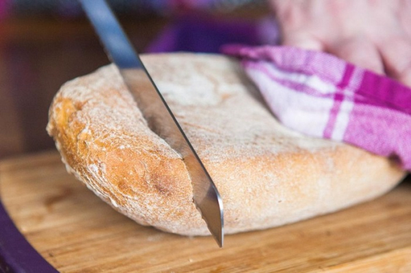 Чому в Італії не можна класти хліб нагору дном і…