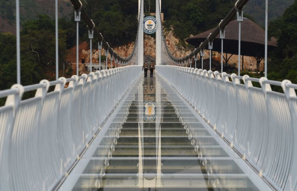 Скляний міст Бах Лонг у В'єтнамі. Фото: i.insider.com. Стеклянный мост Бах Лонг во Вьетнаме. Фото: i.insider.com.