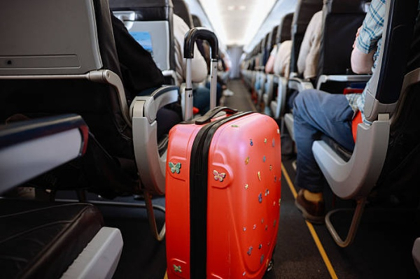 Негабаритный чемодан в салоне самолёта может стать огромной проблемой. /Фото: media.istockphoto.com