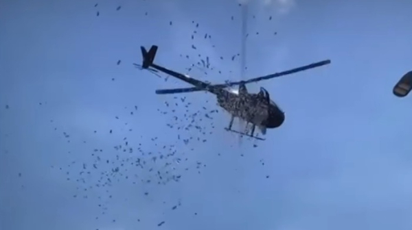 На жителей Детройта сбрасывают 50 тысяч долларов и лепестки роз. /Фото: jalopnik.com