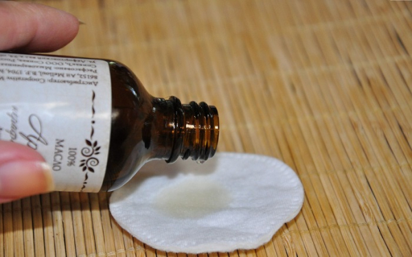Накапайте на ватный диск немного эфирного масла. / Фото: irecommend.ru