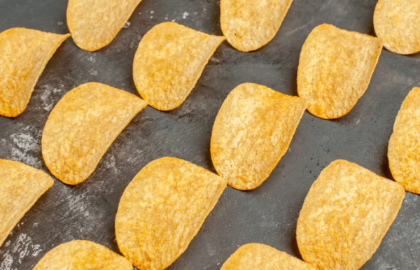 Чипсы были слишком хрупкими для продажи в бочках./Фото: freepik.com.