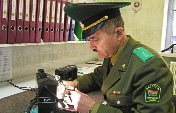 Прапорщик пограничной службы Беларуси на проверке документов. /Фото: bgmedia.site. 