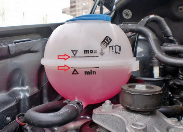 Уровень антифриза и других жидкостей нужно довести до нужной отметки. Фото: aston59.ru