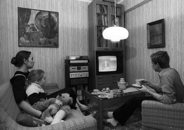 Семья вместе собиралась перед телевизором