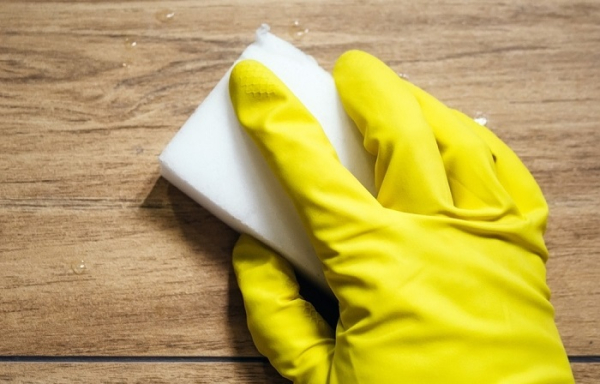 При работе с меламиновой губкой всегда надевайте защитные перчатки.  Фото: melusinecosmetics.com.