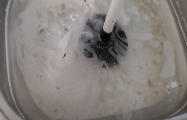 Проверьте сливы и прочистите все засоры.  Фото: infodeti.com.