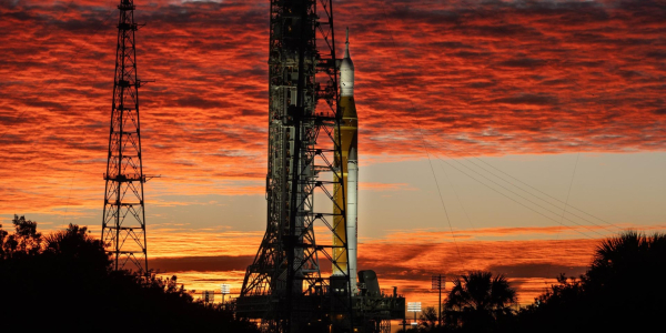 Ракета SLS на стартовой площадке в Космическом центре Кеннеди во Флориде