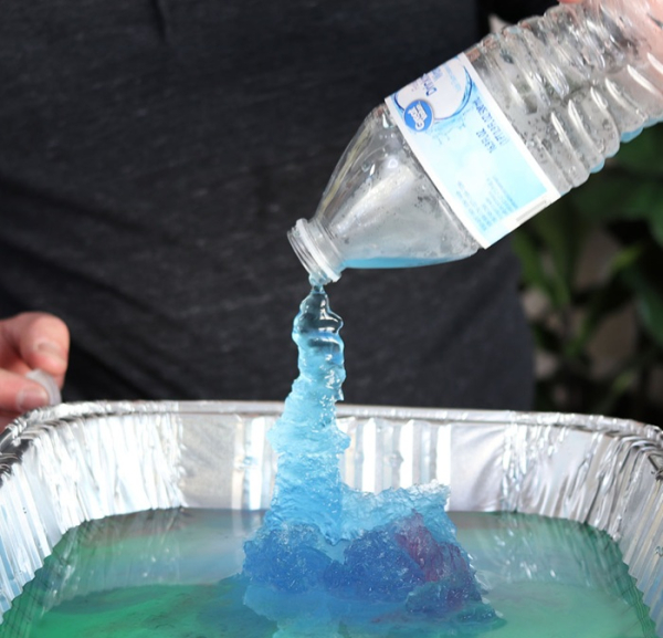 Многие из нас проводили этот забавный опыт дома, а он работает на отрицательной температуре воды. /Фото: playingwithrain.com