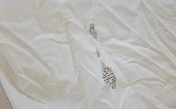 Порванный пододеяльник. / Фото: profile.ru