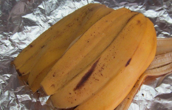 Заверните мясо в банановую кожуру. / Фото: vpuzo.com