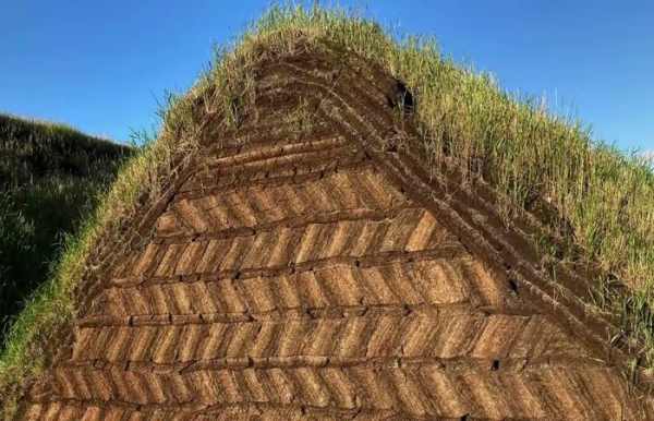Крыши, покрытые растительностью, играли далеко не последнюю роль в таких постройках.  Фото: bbc.co.uk.