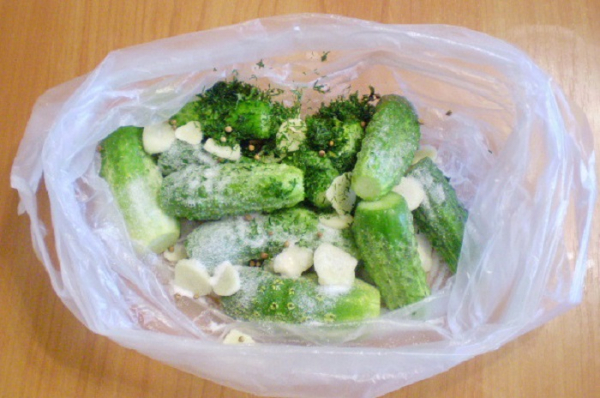 Маринуйте огурцы в пакете. / Фото: povar.ru